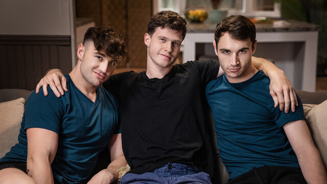 Muscular blokes share ass and cock in loud threesome