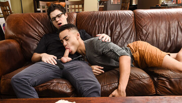 Beaux Banks and Will Braun try anal on the sofa