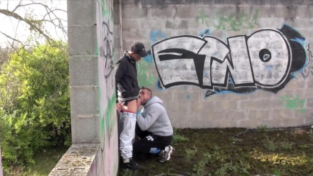 Strong outdoor gay play in the park for a sexy amateur couple