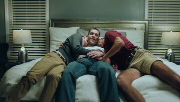 Hot hunks mix perversions in a steamy bedroom threesome