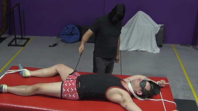 Hunk submissive Casey Wood gets dominated by Kaden Roads