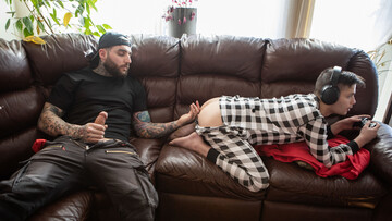 Gamer guy ditches the game to get fucked by a hunk