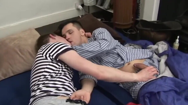 Boyfriends record their bareback affair after a special foreplay