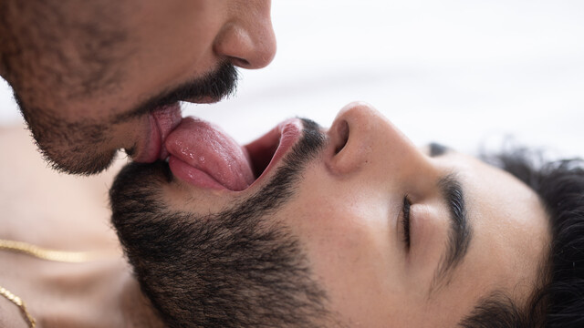 Two men with girthy cocks are fucking one tight ass