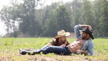 Fine men get intimate out in the grass for surreal orgasms